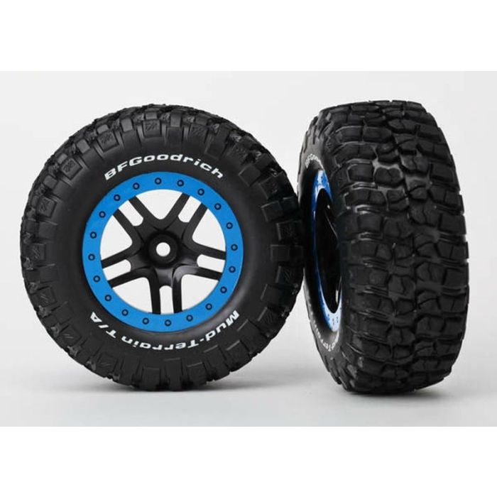 BFGoodrich T/A KM2 banden op velgen zwart/blauw voorzijde (2)