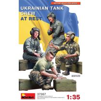 UKRAINIAN TANK CREW AT REST 1:35